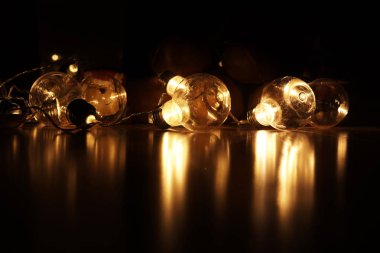 Koyu arka plan üzerinde vintage lamba ampuller Garland