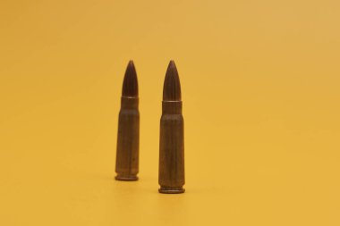 Parlak sarı arka planda madde işaretleri