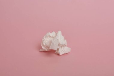 Pembe arka planda kullanılmış kağıt peçetenin yakın plan görüntüsü  