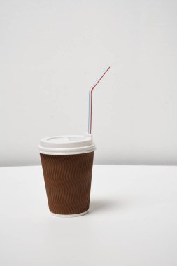 Beyaz arka planda tek kullanımlık kahve fincanının yakın görüntüsü