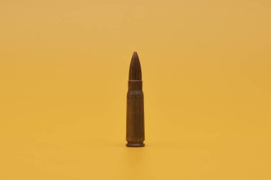Sarı arkaplandaki merminin yakın plan görüntüsü   
