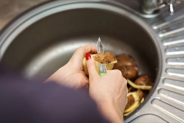 Penutup Wanita Mengupas Kentang Dapur — Stok Foto