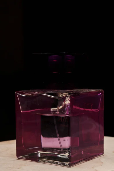 Frasco Perfume Sobre Tabla Madera Sobre Fondo Oscuro — Foto de Stock