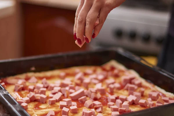 Baker Tangan Menempatkan Bahan Bahan Pada Pizza Buatan Sendiri Proses — Stok Foto
