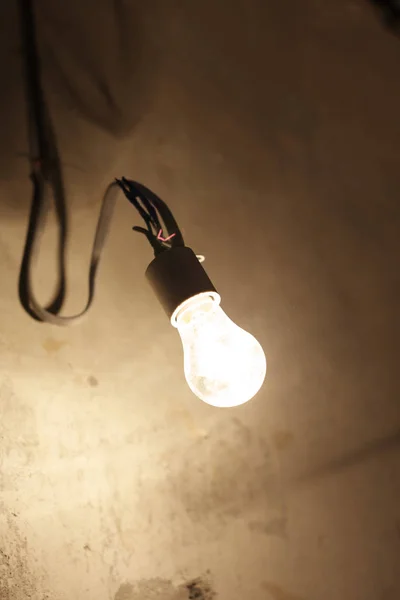 Старая Лампа Светящейся Лампочкой Фоне Гранж Стены — стоковое фото