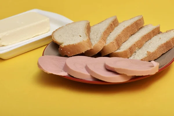 Salsicha Cozida Fatiada Com Pão Manteiga — Fotografia de Stock