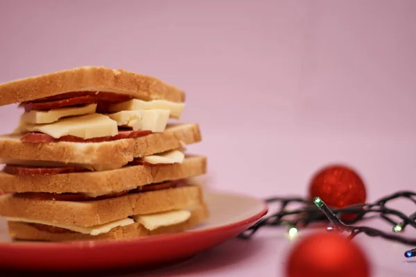 Montón Sándwiches Con Jamón Queso Plato Bolas Navidad Rojas Con — Foto de Stock