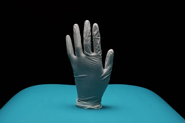 Close Zicht Van Grijze Medische Handschoen Zwarte Achtergrond — Stockfoto