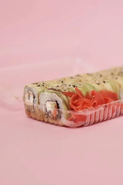 Sushi Japonês Rolos Fundo Rosa — Fotografia de Stock