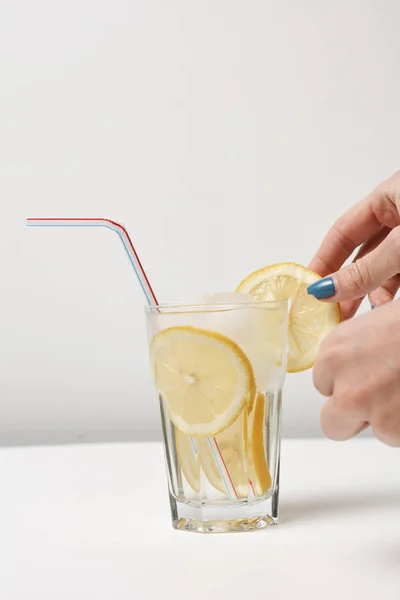手工放柠檬片在玻璃与夏季新鲜鸡尾酒 近距离观察 — 图库照片