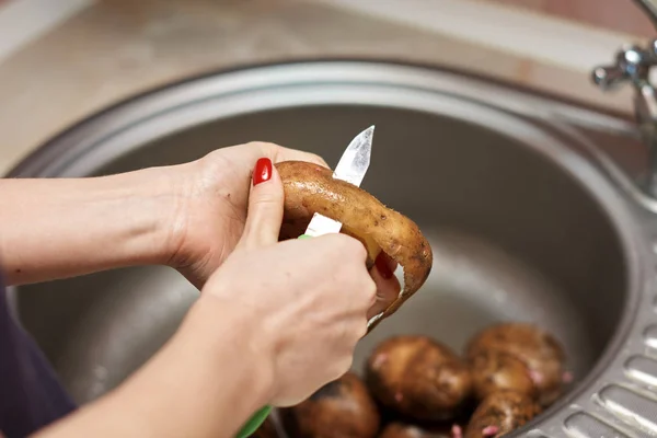 Penutup Wanita Mengupas Kentang Dapur — Stok Foto