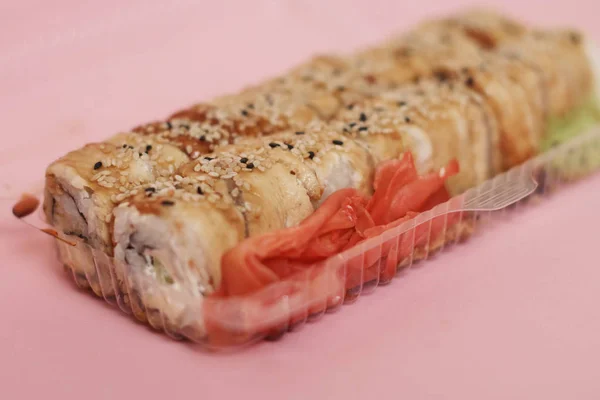 Japanse Sushi Broodjes Roze Achtergrond — Stockfoto