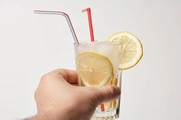 手握柠檬片夏季新鲜鸡尾酒 — 图库照片
