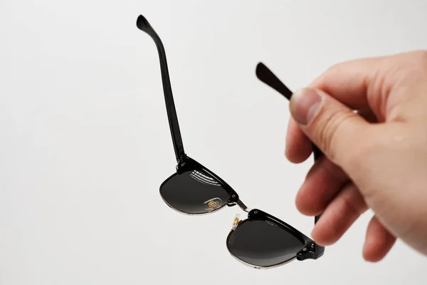 Mano Masculina Sosteniendo Gafas Sol Negras Aisladas Sobre Fondo Blanco —  Fotos de Stock