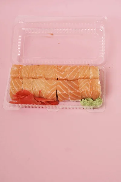 Japanse Sushi Broodjes Roze Achtergrond — Stockfoto
