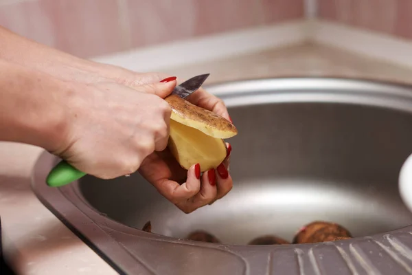 Крупный План Женщины Чистящей Картошку Кухне — стоковое фото