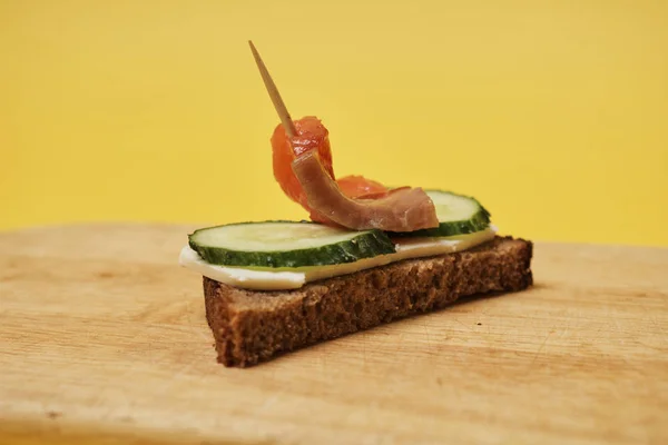 Sandwich Con Salmón Pepinos Servido Sobre Tabla Madera Sobre Fondo — Foto de Stock