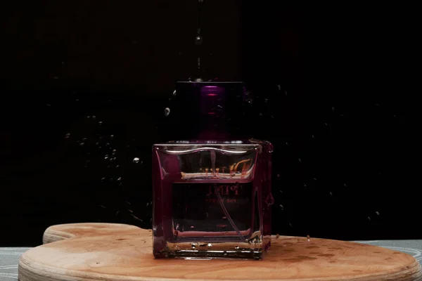 暗い背景に木製のボード上の香水瓶 — ストック写真
