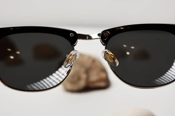 Schwarze Sonnenbrille Mit Muscheln Auf Weißem Hintergrund — Stockfoto