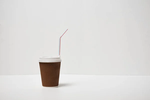 Beyaz Arka Planda Tek Kullanımlık Kahve Fincanının Yakın Görüntüsü — Stok fotoğraf