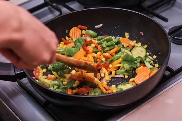 Kvinna Matlagning Frysta Blandade Grönsaker — Stockfoto