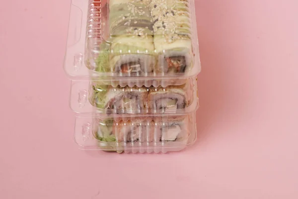 Japansk Sushi Och Rullar Rosa Bakgrund — Stockfoto