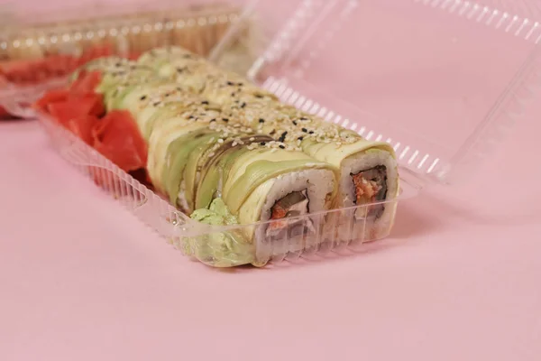 Sushi Japonés Rollos Sobre Fondo Rosa —  Fotos de Stock