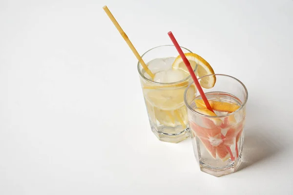 夏季新鲜鸡尾酒 柠檬和柚子片 — 图库照片