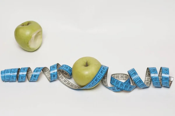 Verse Groene Appels Met Blauwe Meetlint Geïsoleerd Witte Achtergrond — Stockfoto