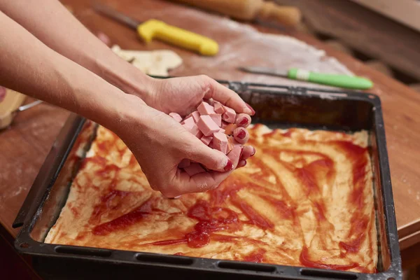 Baker Tangan Menempatkan Bahan Bahan Pada Pizza Buatan Sendiri Proses — Stok Foto