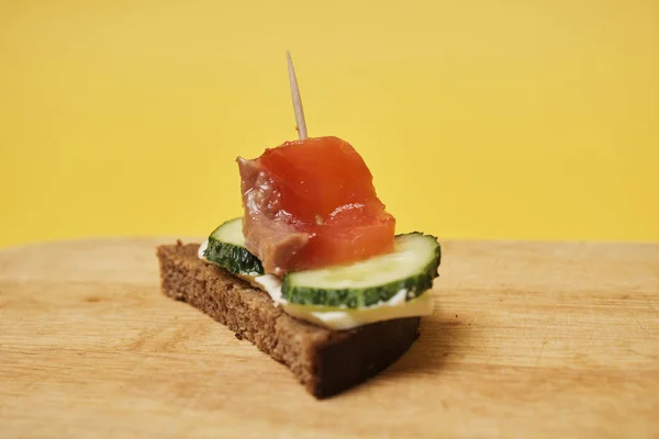 Sandwich Con Salmón Pepinos Servido Sobre Tabla Madera Sobre Fondo — Foto de Stock