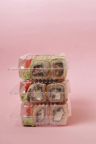 Japansk Sushi Och Rullar Rosa Bakgrund — Stockfoto