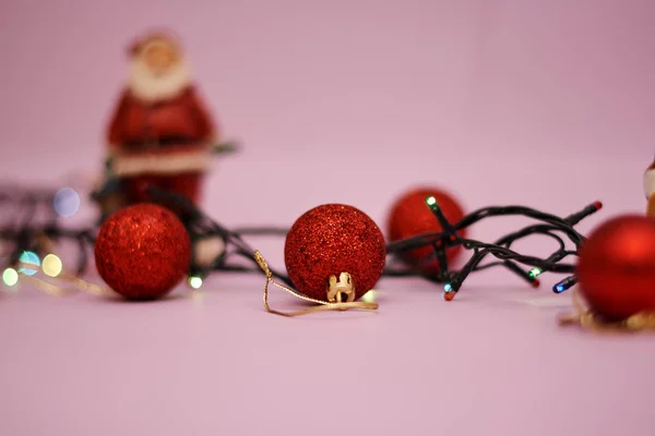 Rudé Vánoční Míče Santa Klausovou Barevná Světýlka Růžovém Pozadí — Stock fotografie