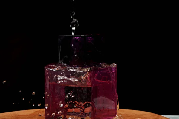 Parfümflasche Auf Holzbrett Auf Dunklem Hintergrund — Stockfoto