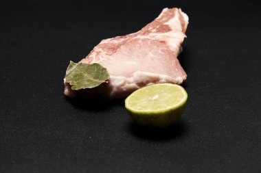 Limon ve defne yaprağı ile Sığır biftek