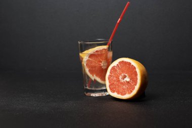 Koyu arka planda saman ile greyfurt limonata Cam