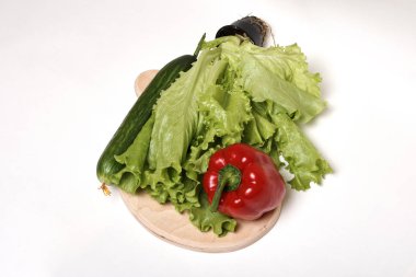 Tahta tahta üzerine marul, salatalık ve kırmızı biber