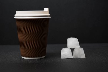 Masada buz küpleri ile tek kullanımlık kahve fincanı