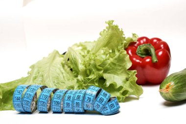 Marul, salatalık ve kırmızı biber mavi ölçüm bandı ile beyaz arka plan üzerinde izole, diyet kavramı.