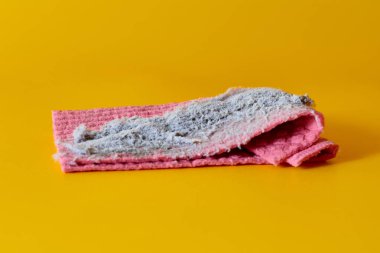 Sarı arka planda toz lu bez