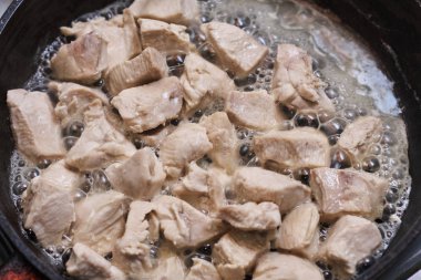 Tavada doğranmış etin yakın plan görüntüsü