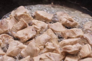 Tavada doğranmış etin yakın plan görüntüsü