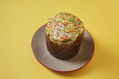 Pastel arka planda seramik tabakta Paskalya pastası