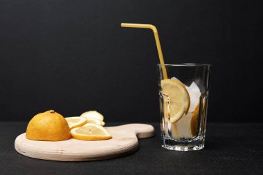 Limonata praparation - buz küpleri ve saman inglass ile ahşap tahta üzerinde dilimlenmiş limon meyve