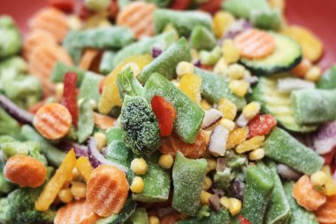 Kırmızı tabakta donmuş karışık sebzelerin yakın çekimi