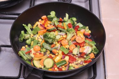 Tavada haşlanmış sebze pişirme