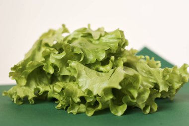 Taze marul salatasına yakından bak.