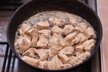 Tavada doğranmış etin yakın plan görüntüsü