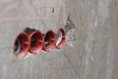 Elektrikçi elektrik prizleri için plastik priz kutusu yüklüyor