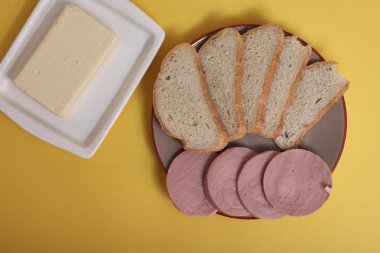 Ekmek ve tereyağlı haşlanmış sosis.